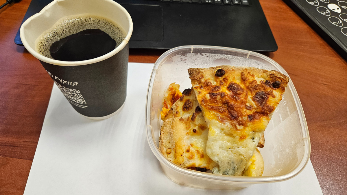 Завтрак. Пицца пепперони и 4 сыра. 340 ккал.