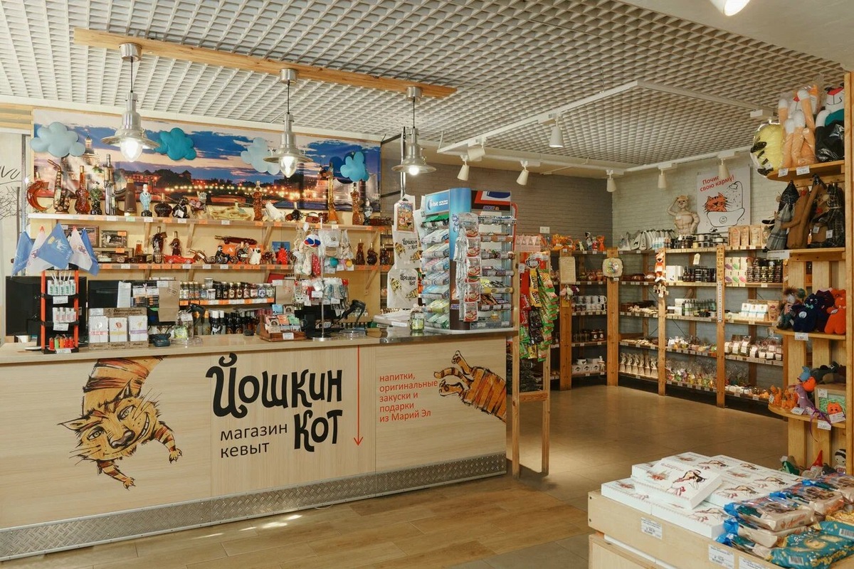 За сувениром с изображением необычного кота отправляйтесь в фирменный магазин «Йошкин кот». Здесь невероятный ассортимент всего, что хоть как-то связано с усатым символом города, — мягкие игрушки, креативные безделушки, оригинальные и душевные подарки, фермерские деликатесы, сладости, уходовая косметика, горячительные напитки и травяные чаи. В качестве бонуса — дегустация вкусняшек и хорошее настроение. Фото: Наталья / Яндекс Карты