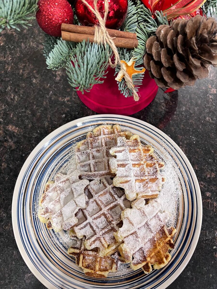 *Бельгийские вафли готовят в специальной вафельнице, которая создает характерные ячейки.