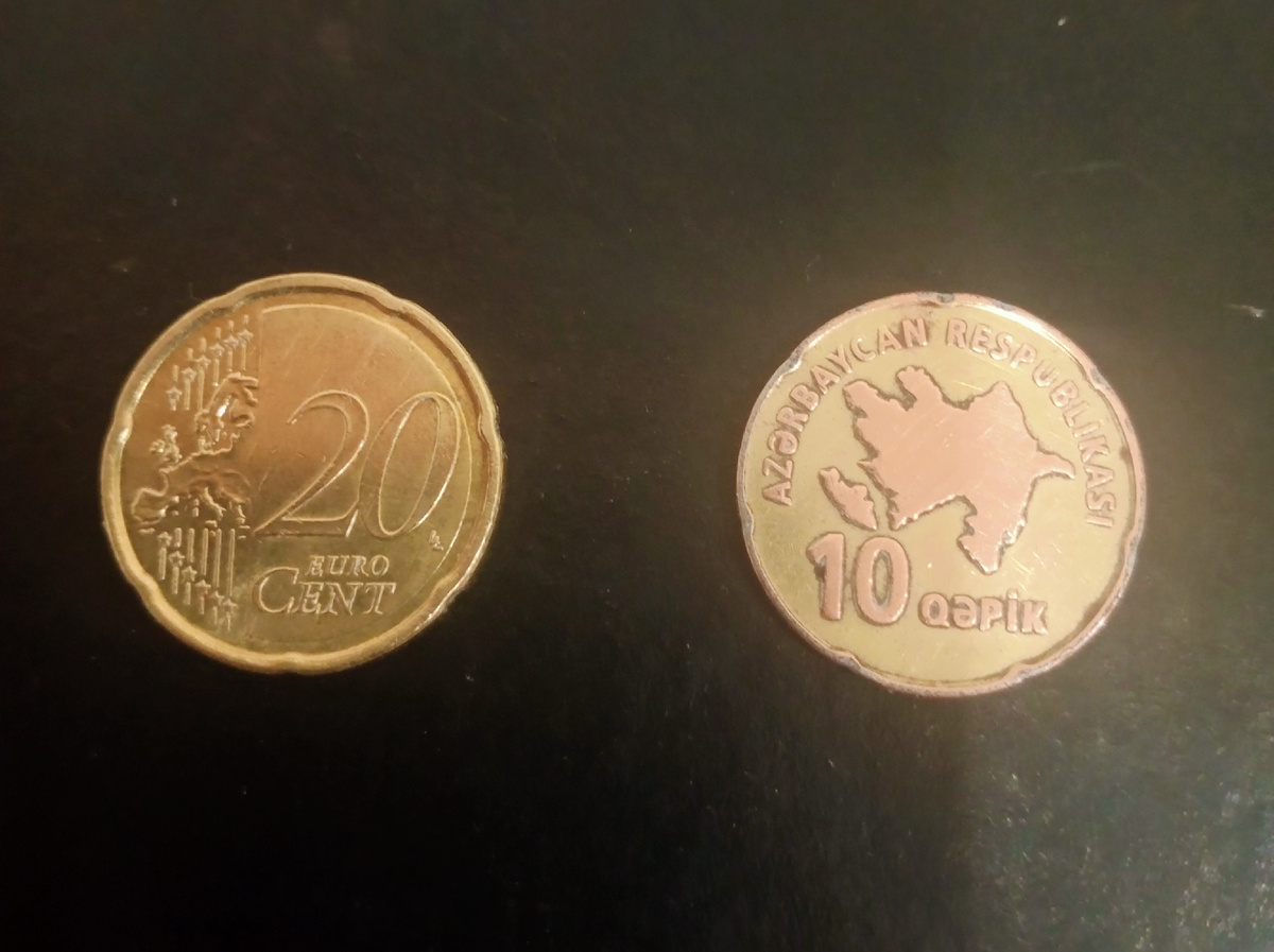 Аверсы монет 20 евро центов и 10 гяпик
