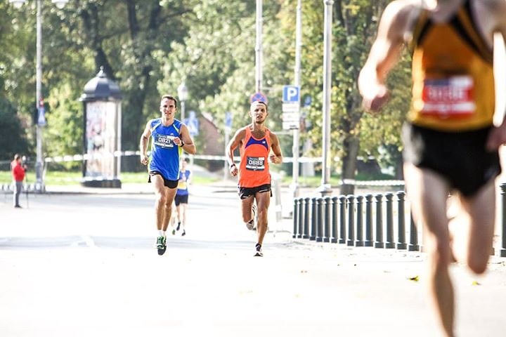Украинец Николай справа в оранжевой майке