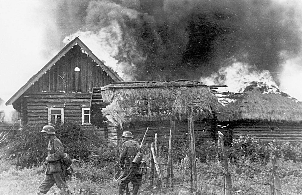 Немецкие войска занимают горящую русскую деревню во время операции «Барбаросса» , фотограф немецкой армии , лето 1941 г., Имперский военный музей, Лондон