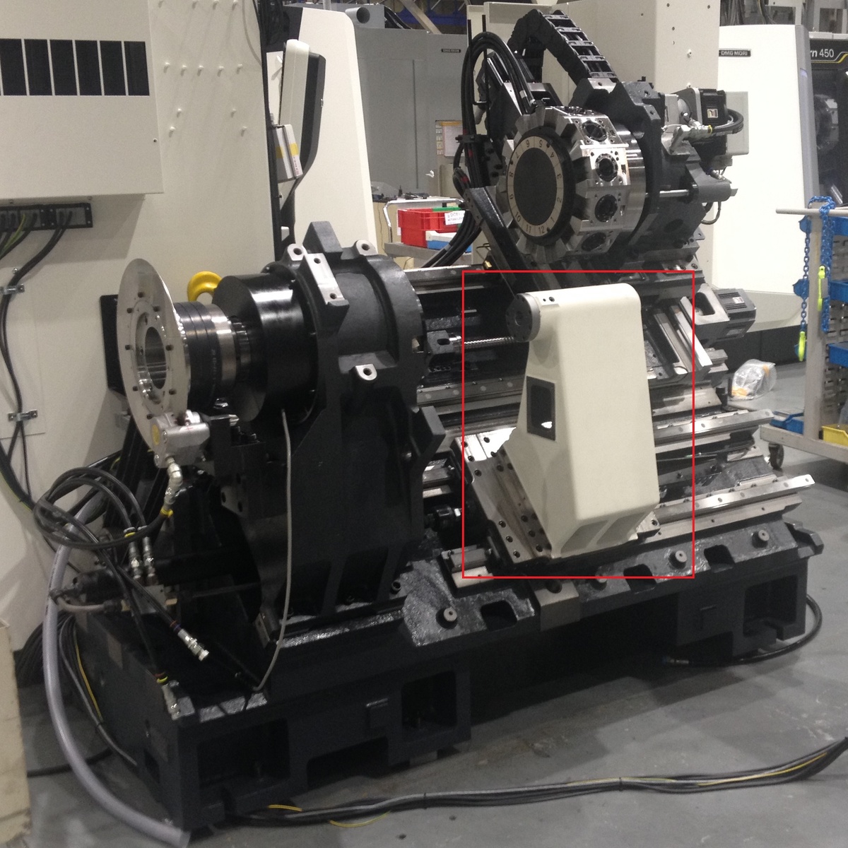 Установленная задняя бабка на отбельных направляющих на токарно-трезерном ОЦ с ЧПУ