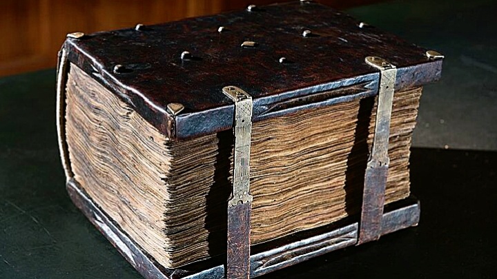 Какими были первые книги Древней Руси?