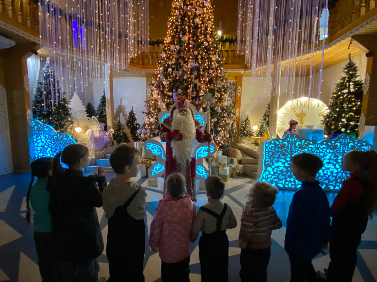 Дедушка в Вотчине принимает детей