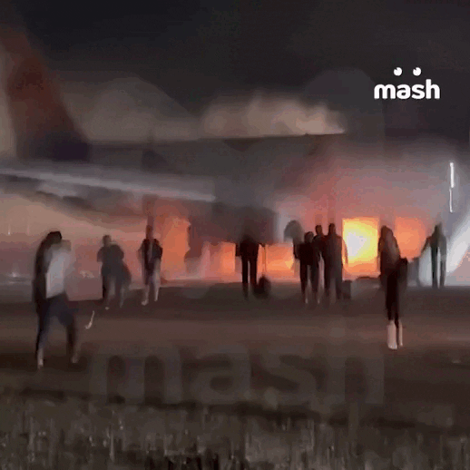    Кадры эвакуации пассажиров SSJ-100 c Telegram-канала Mash