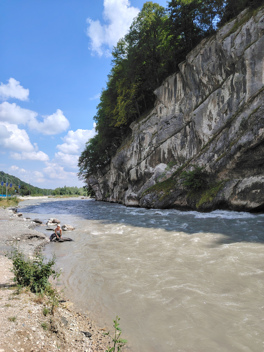 Река Ардон напротив скульптуры Уастырджи