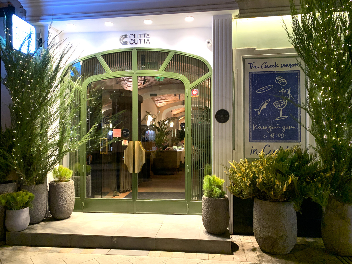 Новогодний фасад ресторана "Cutta Cutta"