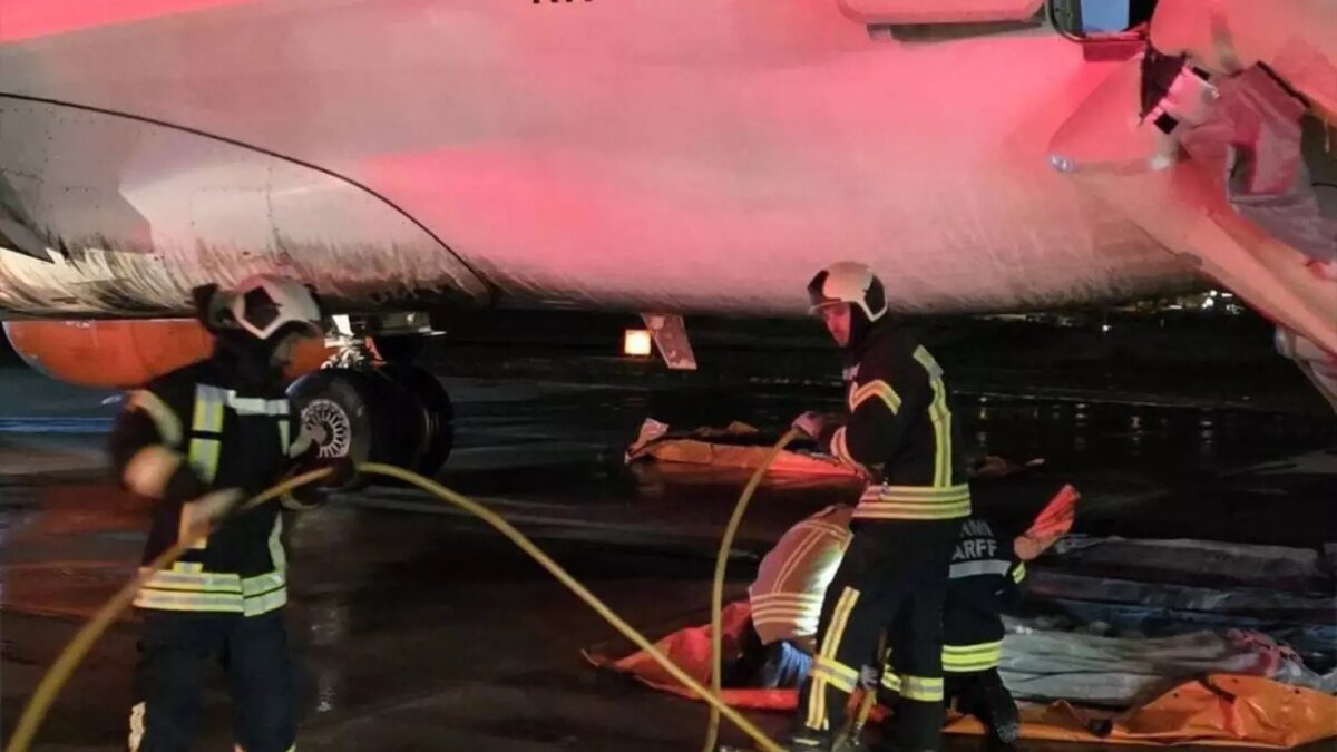 В аэропорту турецкой Антальи загорелся Sukhoi Superjet 100 авиакомпании «Азимут». Фото: Скриншот