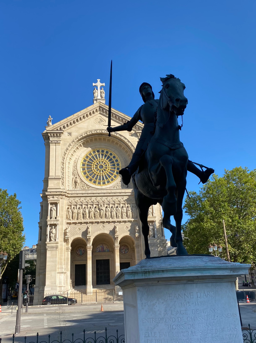 Париж,Жанна и короткий меч 
