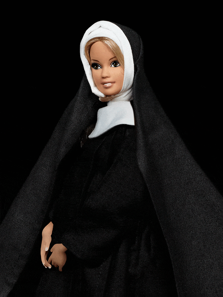 Pregnant Nun, Lenticular photography by Cecile Plaisance, www.artm.lu