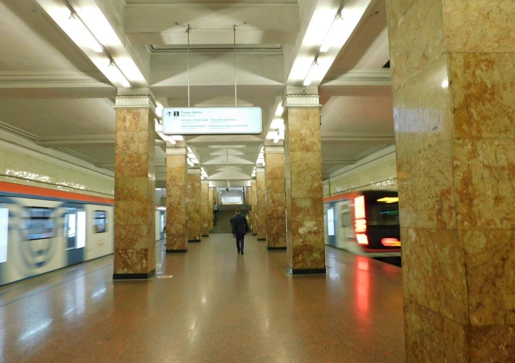 Станция метро "Арбатская" Филёвской линии. Сентябрь 2024 года.  Из личного архива автора.