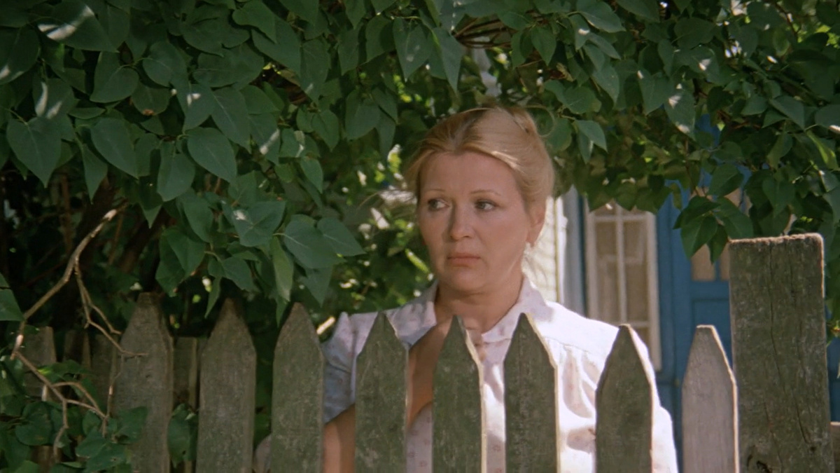 Кадр из кинофильма "Белые росы", 1983 г., режиссер Игорь Добролюбов, сценарист Алексей Дударев, композитор Ян Френкель (скриншот) 