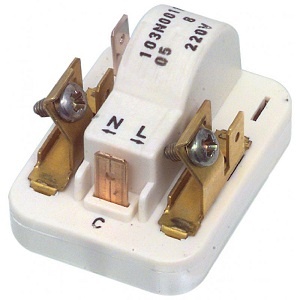 В норме холодильник может щелкать в таких случаях: 