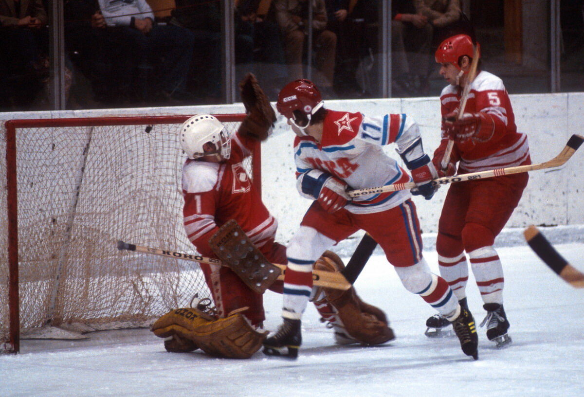 Фото с яндекс.картинки (очередная шайба на счету В.Харламова)