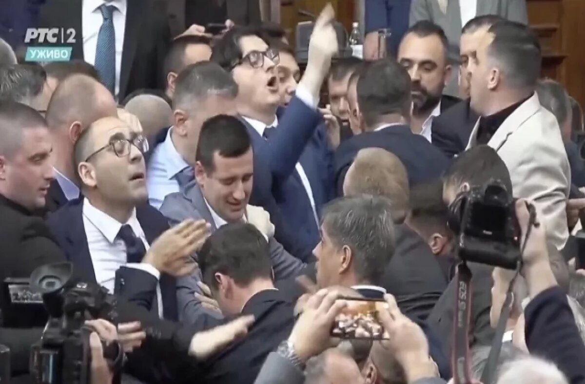    Сербские депутаты устроили потасовку в парламенте