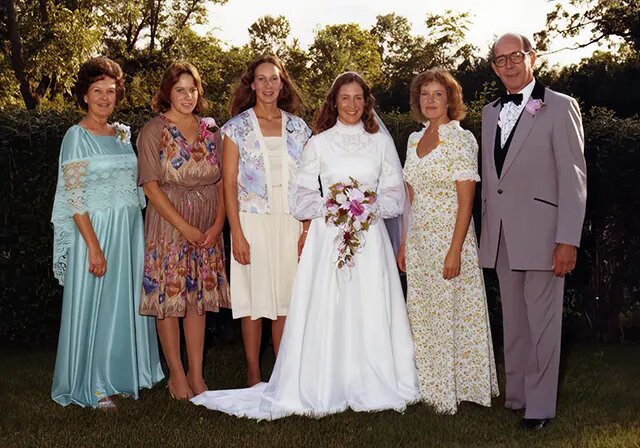 Затем последовали торты, возвышающиеся ярусами, поддерживаемые богато украшенными колоннами и иногда украшенные такими деталями, как работающие фонтаны.