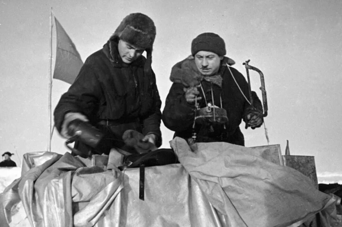    Начальник станции «Северный полюс» Иван Папанин (справа) и Петр Ширшов гидробиолог и океанограф упаковывают кухонную утварь во время эвакуации станции «СП-1»