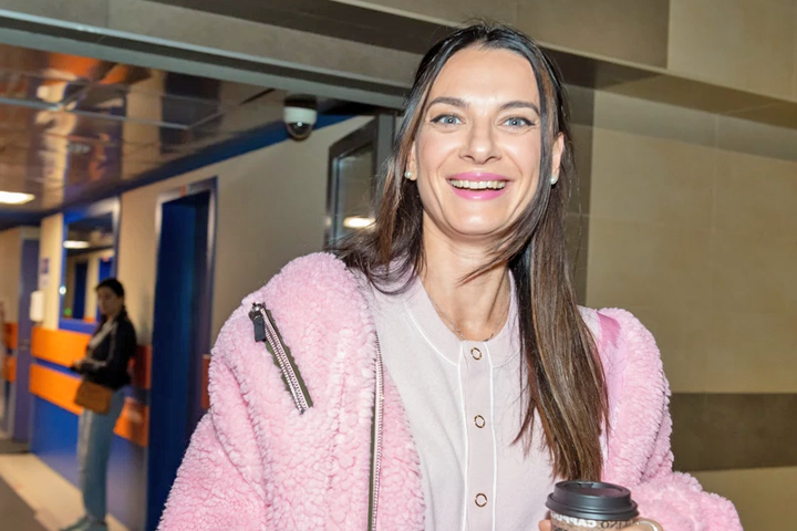 Елена Исинбаева живет в Испании, участвует в работе Международного олимпийского комитета (МОК), и, как утверждает, давно отошла от «армейских дел»