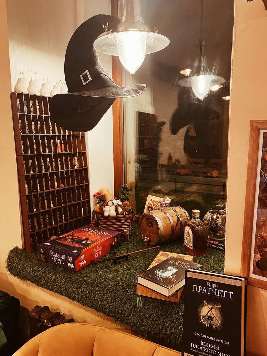 В "Дискум" даже есть нечто вроде библиотеки. Она регулярно пополняется. Здесь неспешно можно перечитать любимые места из понравившихся книг английского писателя.