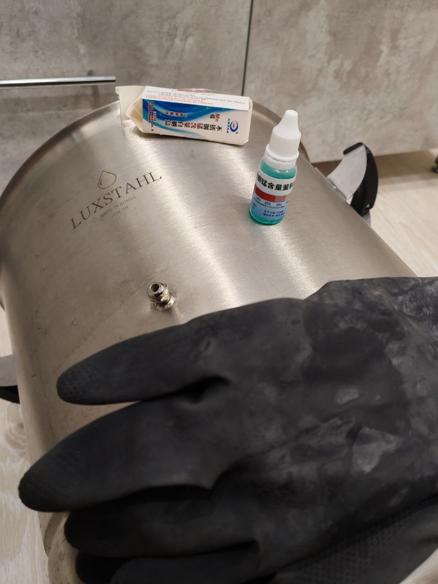 Я использую резиновые перчатки в целях безопасности. И вам советую.