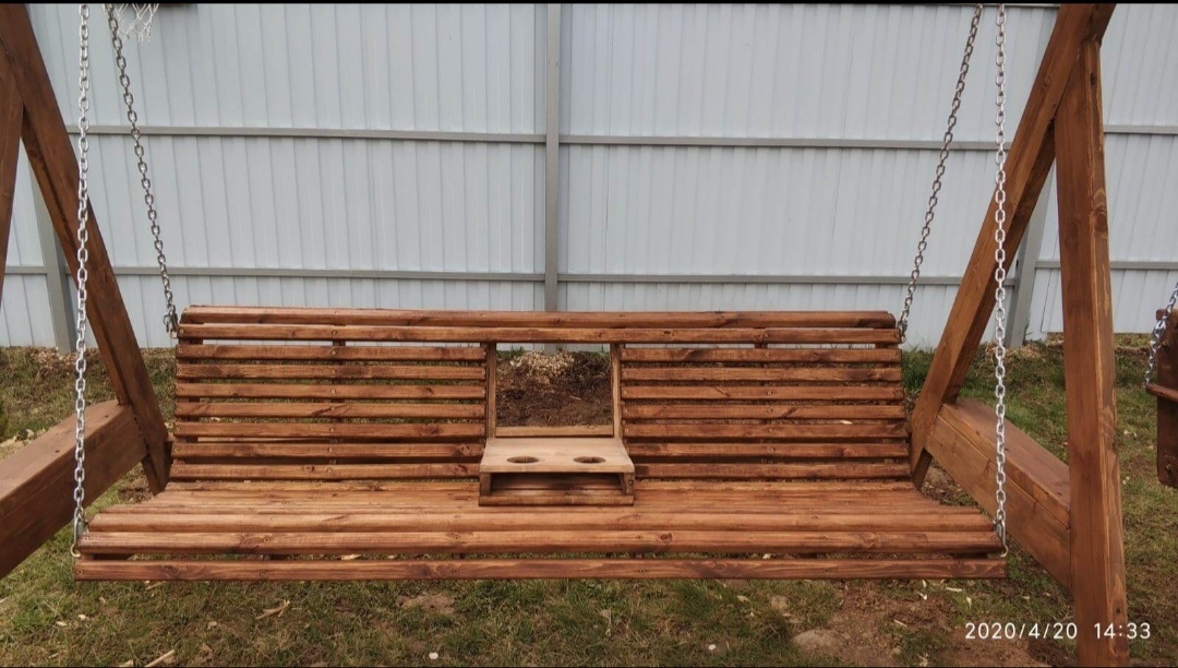 Откидывающийся столик? держатель для стаканов? В любом случае, это очень удобно. И убрать легко, когда приспособление не нужно. Спасибо за фото Людмиле Крошкиной. 