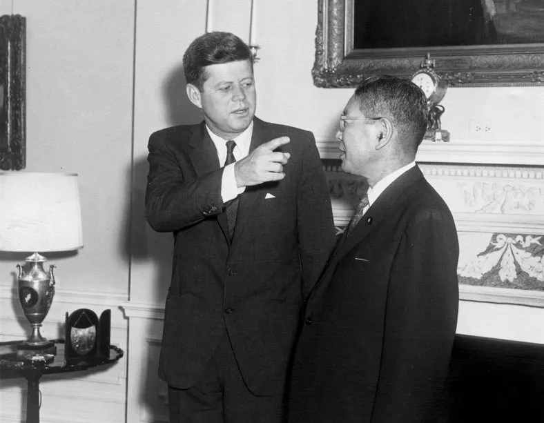 Хаято Икэда и Кеннеди