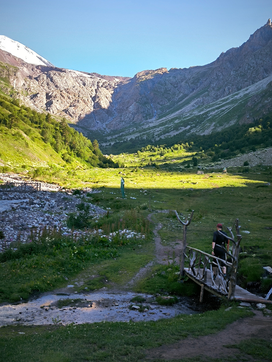 Июль 2024. Каменная стена перед нами - это подъем к перевалам. А слева будет водопад Терскол.