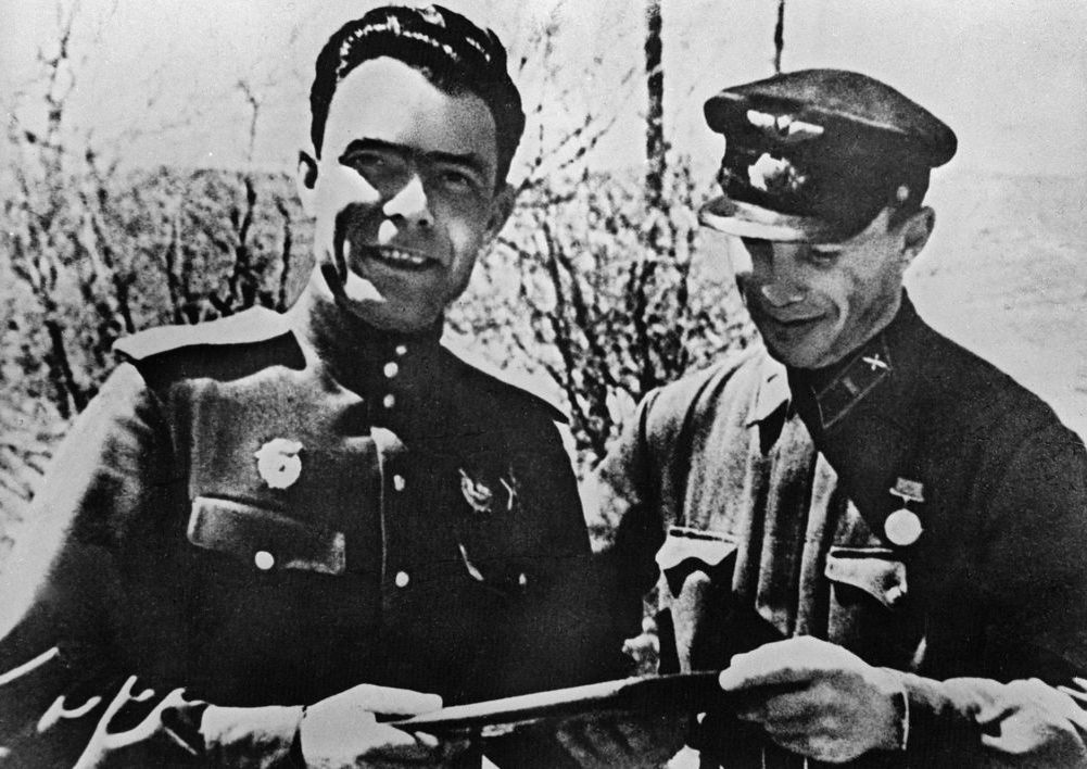    Полковник Брежнев со своим адъютантом Иваном Кравчуком. 1943 год. / Фото: РИА Новости