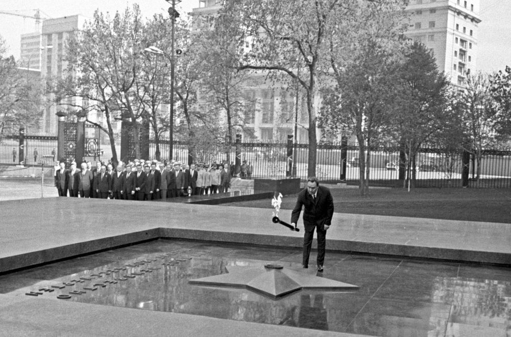    Леонид Брежнев зажигает Вечный огонь на могиле Неизвестного солдата. 1967 год. / Фото: РИА Новости