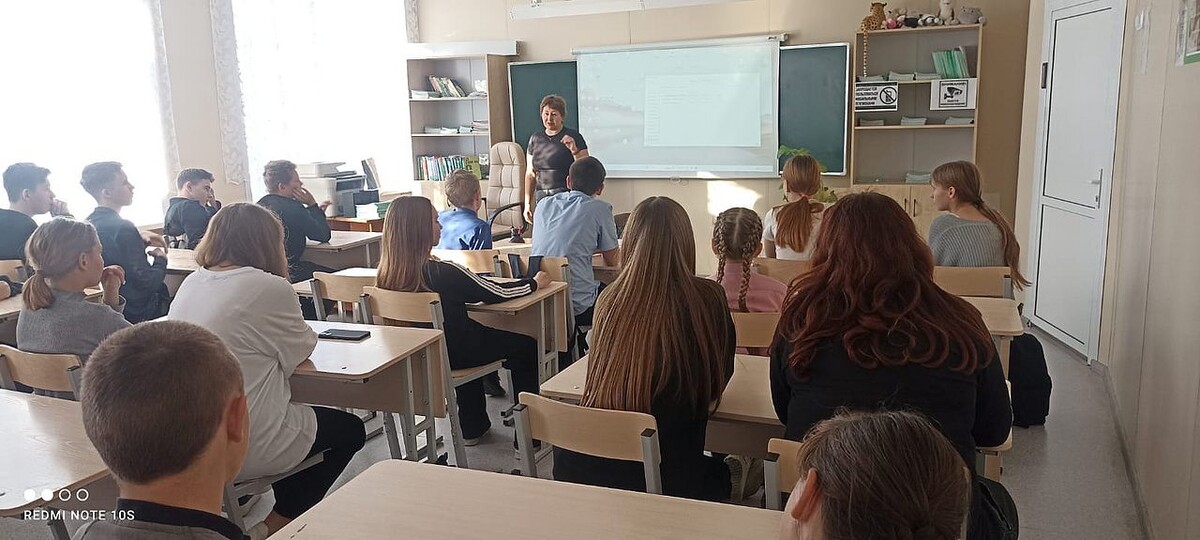 Ученики слушают Шуйскую Ольгу Петровну