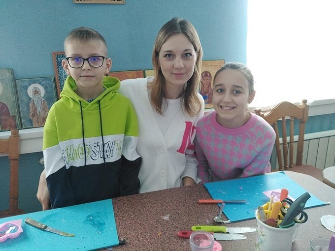 Мама с детьми, участниками мастер-класса