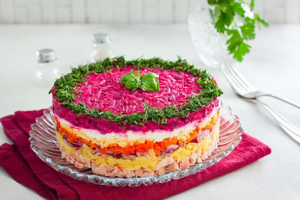    Два в одном: вместо оливье и “селёдки под шубой” приготовьте салат “Генерал”