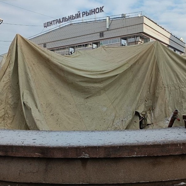 Фонтан-долгострой на Центральном рынке в Иркутске откроется только в 2025 году. Дата не точная, пока это лишь планы – именно так заявили в администрации города в ответ на запрос движения «Народный фронт». Это не первый перенос открытия сооружения, оно находится в подвешенном состоянии уже несколько лет.