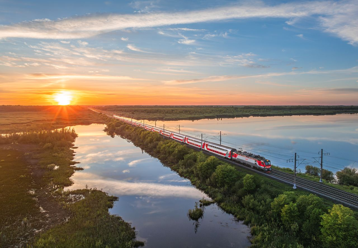 Электровоз ЭП20 с фирменным поездов «Северная Пальмира»