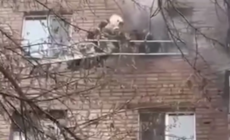    5 этаж, горит квартира. В Оренбурге пожарный Сергей Бондаренко на высоте спас ребенка Белов Михаил Александрович