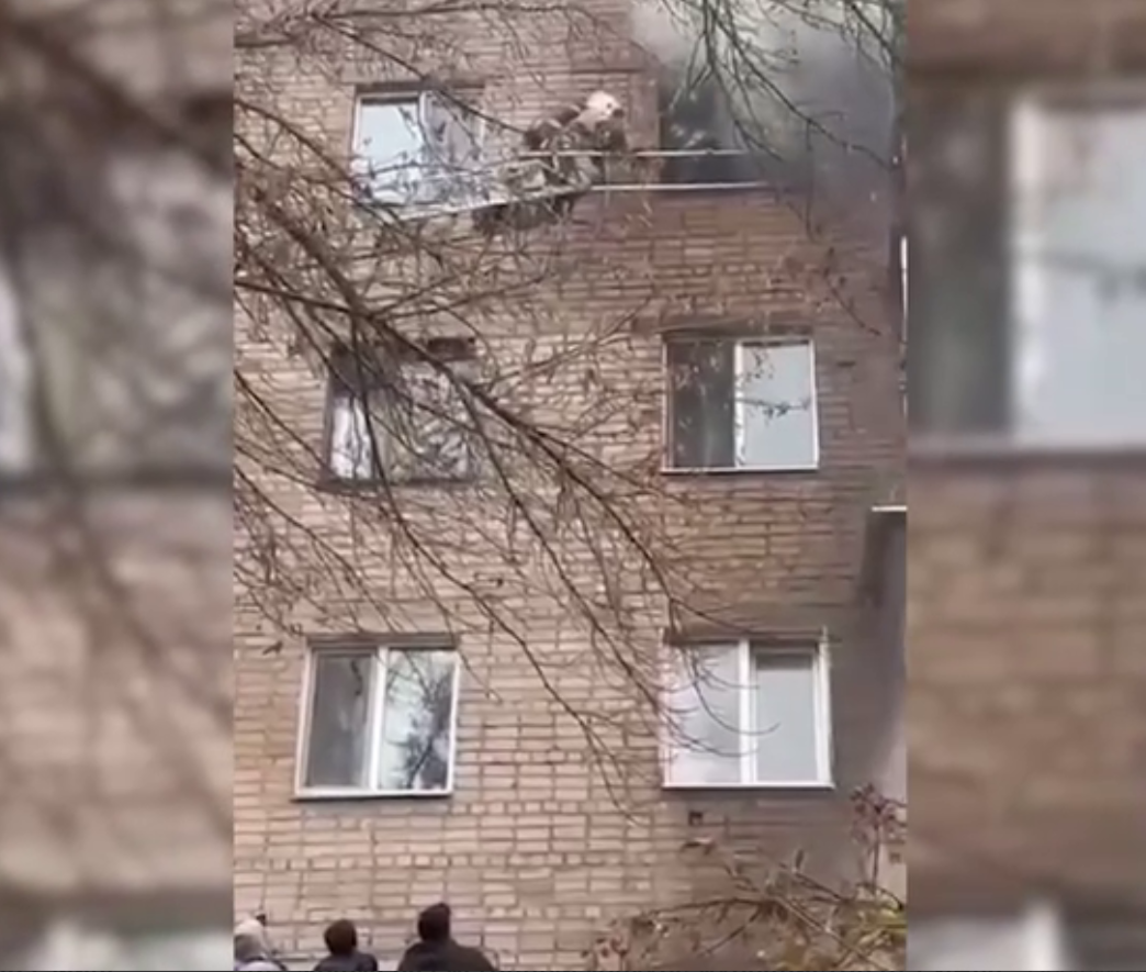    5 этаж, горит квартира. В Оренбурге пожарный Сергей Бондаренко на высоте спас ребенка Белов Михаил Александрович