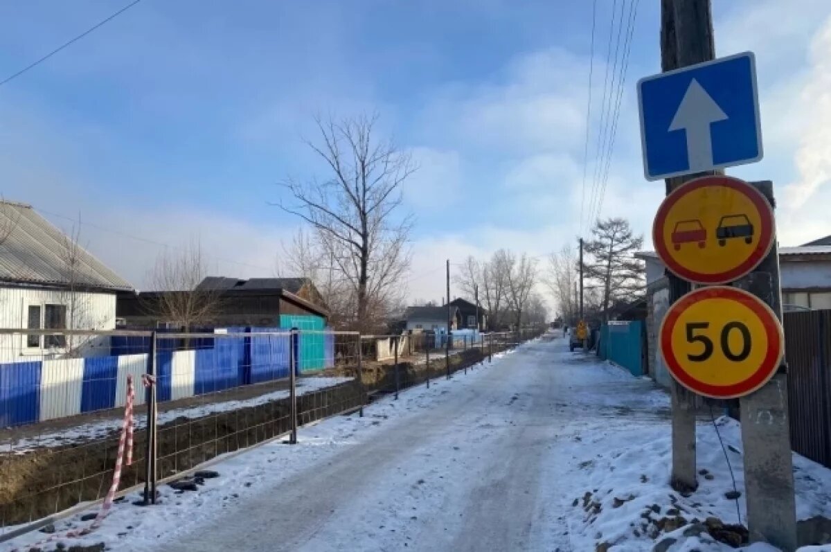    Защитные ограждения сделали по периметру стройки теплотрассы в Кыре