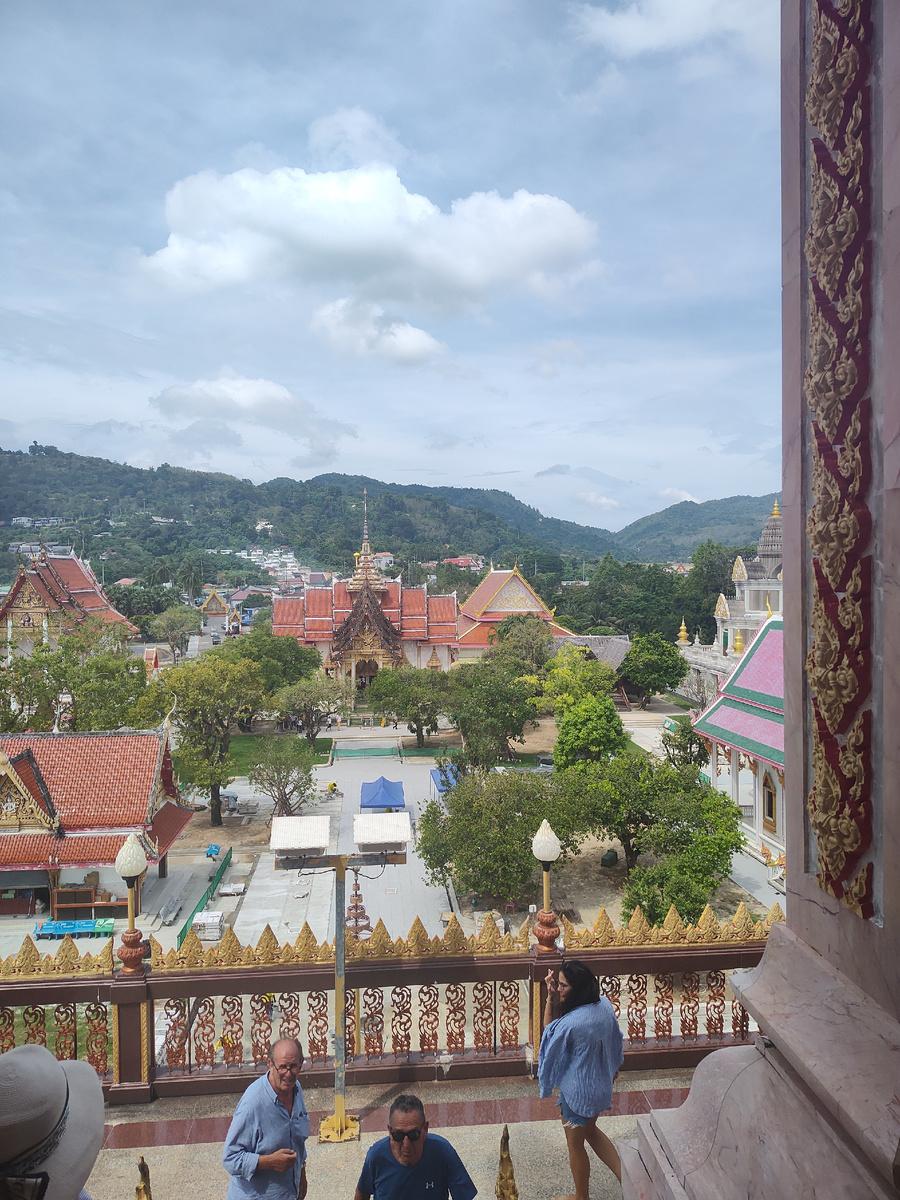 Вид на храмовый комплекс сверху. Фото автора. Кстати в названии статьи присутствует смысловой повтор. "Ват" в переводе с тайского как раз и означает "храм".