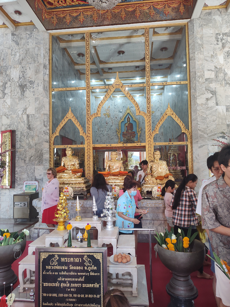 Три фигуры буддийских монахов в Вихоре. Фото автора 