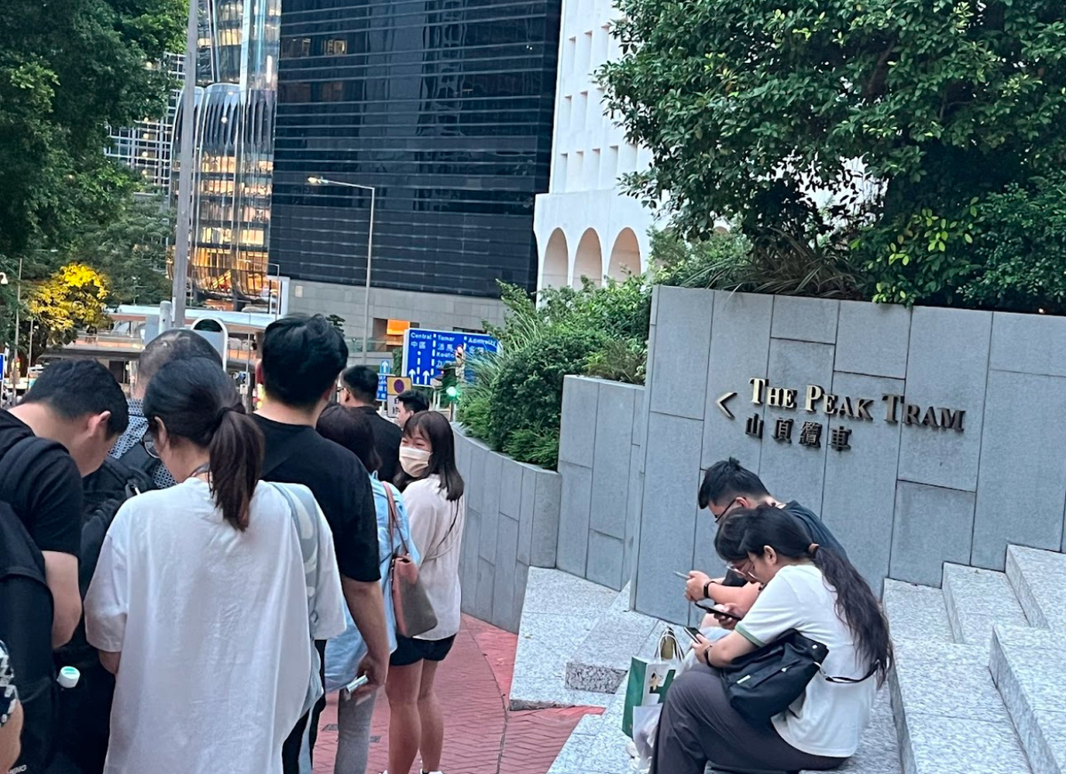 Очередь начиналась с улицы