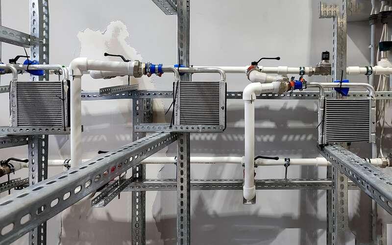    Проверяем радиаторы пульсирующим давлением. За это отвечает быстродействующий клапан, контролируемый электроникой.