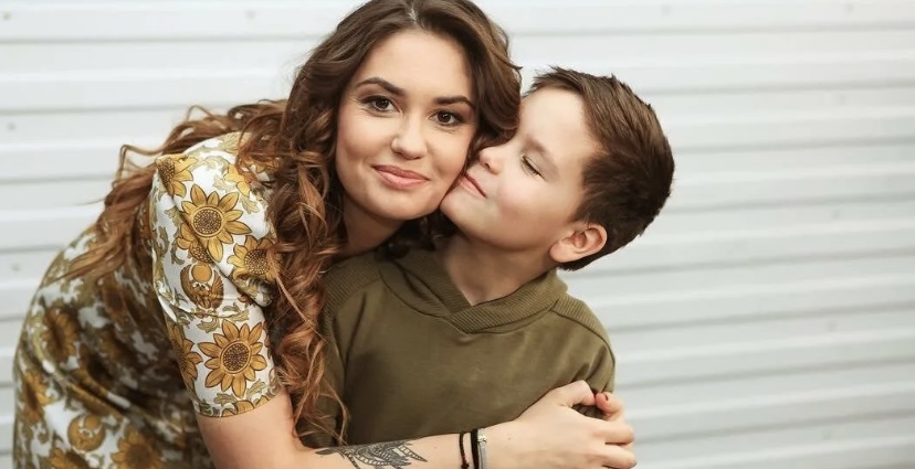 Фото Агаты Муцениеце и ее сына Тимофея