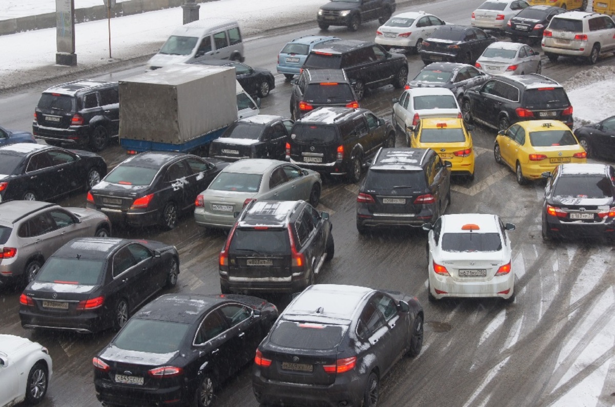 Пробки на дорогах оцениваются в 8 и 9 баллов.  Фото: «2 ГИС», ФедералПресс / Евгений Поторочин