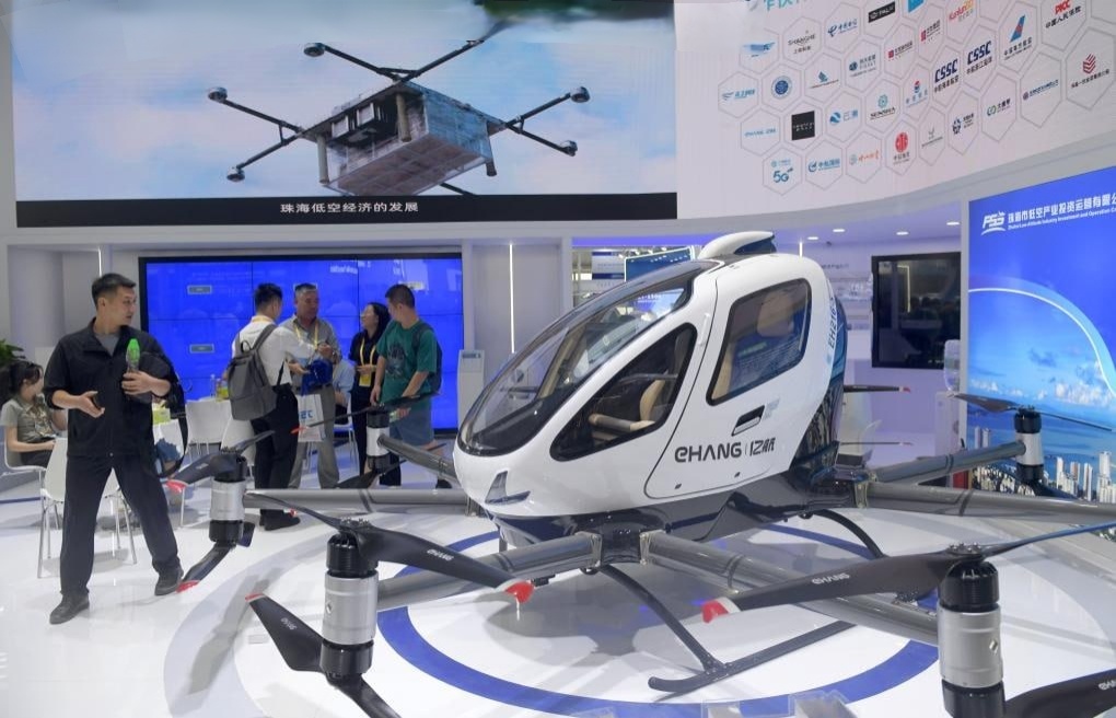 На этой фотографии, сделанной 13 ноября 2024 года, показан беспилотный электрический самолёт вертикального взлёта и посадки (eVTOL) EH216-S компании EHang в зоне низковысотных полётов на авиасалоне Airshow China в Чжухае, провинция Гуандун на юге Китая. Зона низковысотных полётов создана на 15-й Китайской международной авиационно-космической выставке, также известной как Airshow China, для демонстрации соответствующей продукции и сценариев применения.