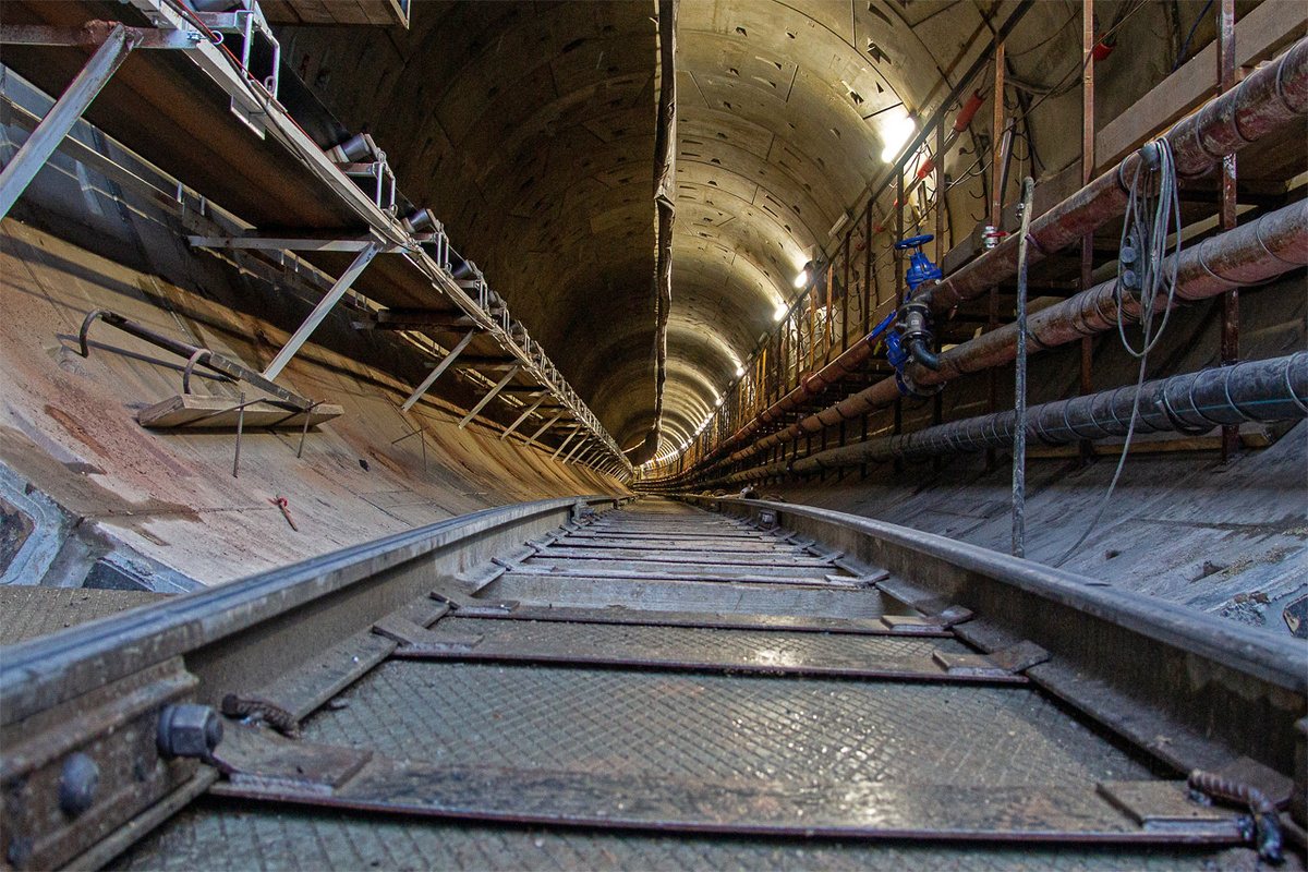     Новый полукилометровый тоннель Красноярского метро уходит под землю на ул. Молокова. Он схож по размерам со старыми, «советскими», которые успели вырыть в 1990-е годы от ул. Высотной до Копылова. Таким образом, Красноярск уже имеет около 4 км метротоннелей
