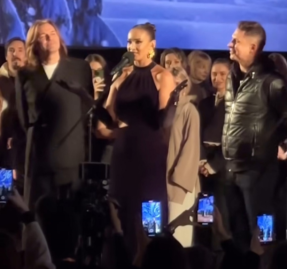 Ольга Бузова не удержалась и процитировала саму себя, а мужчины рядом расплывались в улыбке. Фото: социальные сети.