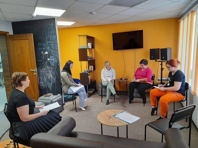 Молодые мамы выполняют задание Шуйской Ольги Петровны