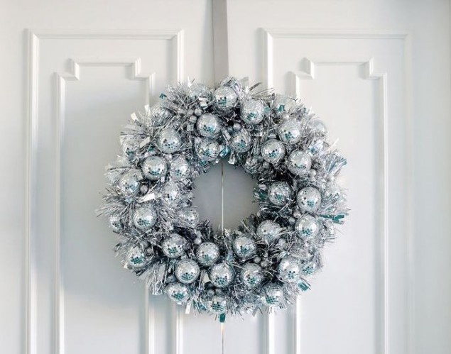    Из елочных шаров   
Источник: by ELSIE LARSON