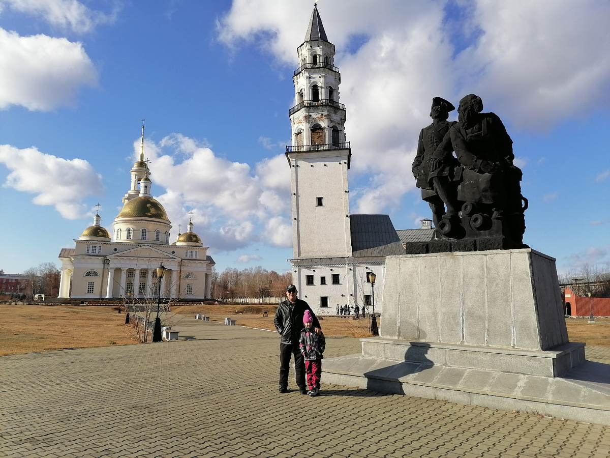 Собор, башня, памятник Петру первому и Демидову